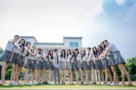 广西创意毕业照，全班仅两名男生被美女环绕图片