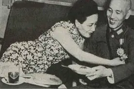 蒋介石和宋美龄罕见恩爱照，一个非君不嫁，一个认定是理想之佳偶图片