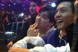 见偶像秒变脑残粉~李易峰陈伟霆杨幂成迷弟迷妹，甜馨眼神给满分图片