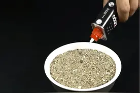 将糖、小苏打、打火机液和沙子放一起点燃，会产生“黑色小怪兽”图片