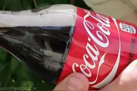 夏季是时候学会一招制冰可乐的绝招了，看着都爽图片