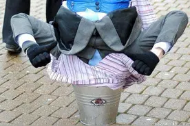 艺术家街头表演倒立将头塞进水桶，没想到后来发生的事令人痛心！图片