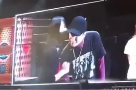 权志龙十年来第一次被粉丝亲，害羞到当场蹲地不起！图片