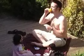 逗趣父女情！15个爸爸与女儿的搞怪瞬间图片