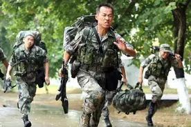 军人负重20斤跑步，如何保护膝盖？图片