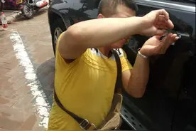 车钥匙被锁车内怎么办？抓瞎，看开锁公司如何搞定图片