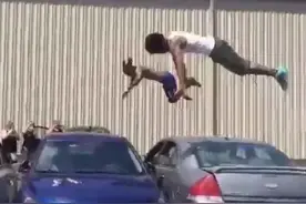 好合拍！两名特技男子空中连续翻滚多圈 跨越3辆汽车图片