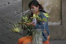 实拍：欧洲摆地摊的中国人图片