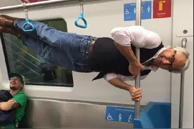 地铁上大爷跳“钢管舞”，车厢内乘客“脱衣”，不要逗我！图片