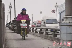 电动车过江族 成长江大桥独特风景图片