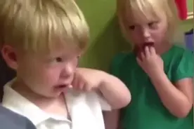 哥哥挑衅弟弟将手指放入弟弟嘴里，结果悲剧发生了