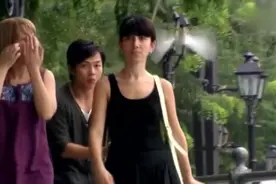 小伙用杆子吊着假鸟恶搞路人，最后没被揍已是万幸！视频封面