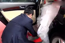 实拍某地结婚现场，新郎接亲，一口气就把新娘抱上了车！视频封面
