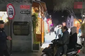 任性！窦唯骑电动车载窦靖童亮相街头，网友：这哪是天后的孩子！视频封面