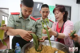 包粽子划龙舟，端午就是这么传统！图片
