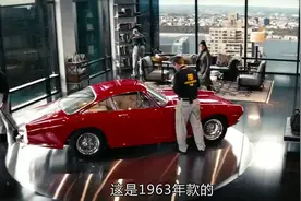 1963年款的法拉利被男子拆卸装好摆在65层的客厅里