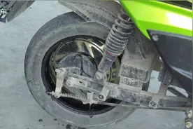 快速拆电动车后轮电机方法，你见过这样快的拆法吗？