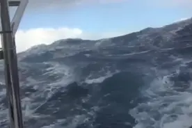 帆船在二十米大浪中航行，你要是在船上会害怕吗？