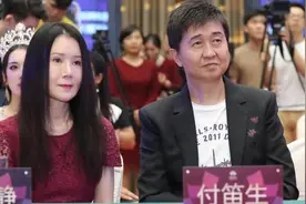 50岁的付笛生和48岁的任静素颜近照大曝光，今任静眼袋浮肿似大妈