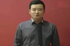 背后的妻子终于曝光了，李佳明13岁女儿已亭亭玉立，夫妻恩爱视频封面