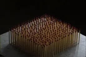 他将300多根站立的火柴棒点燃，最后一幕没想到是如此的有趣图片