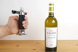 找不到红酒开瓶器？一个喷灯就能让木塞乖乖跑出来图片