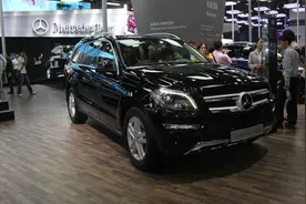 男子开110万奔驰GL沙滩越野，没想到发生了如此尴尬的事情！图片