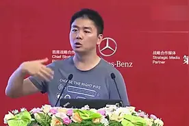 明星回老家，600亿身价刘强东烧火，文章打麻将，她戴墨镜耍大牌视频封面