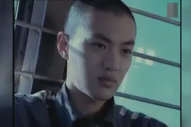 监狱押解车上 犯人内急不能下车，却是这样解决视频封面