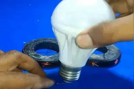 磁铁上面缠一圈铜丝，就能点亮灯泡，这是什么原理