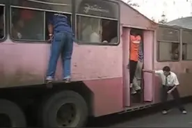 古巴骆驼车，美式重卡拖客运大车箱，装百来号人没问题 -