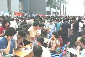 考生家长们，通往天津市区各大院校的公交线路都在这，收好不谢！图片