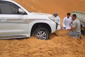 实拍：皮卡救援深陷沙漠的丰田兰德酷路泽！视频封面