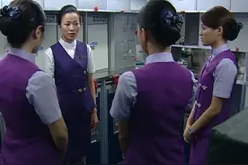 飞机即将着陆的时候得到通知起落架坏了，空姐能做的只有这些了