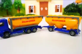 大卡车后面带了两个油罐