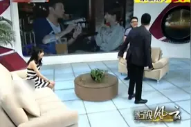 于和伟现场模仿王丽坤走路姿势，太像了，观众都笑趴了视频封面