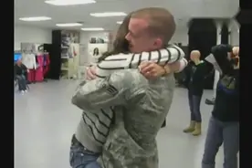 当兵的哥哥突然出现在妹妹的学校，接下来的场景让全场沸腾了视频封面