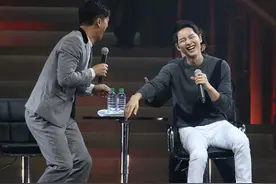 宋仲基粉丝见面会被曝囧照哭笑不得 邀请好基友李光洙任嘉宾图片