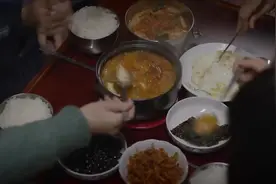 韩国人吃饭都喜欢用勺子吃，红红的泡菜汤视频封面