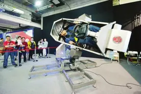 戴上VR头罩，玩一把室内过山车图片