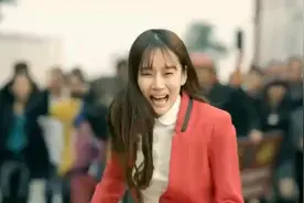 小孩打了西班牙公牛，路过的红衣美女被吓坏了视频封面