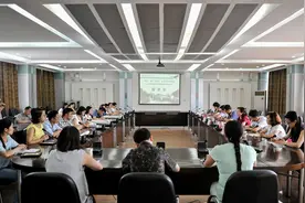 乐山师院校党委常委与毕业生党员代表共话“两学一做”图片