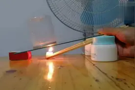 杯子底下放个东西，杯子出现反重力现象，逆坡而上，什么原理？视频封面