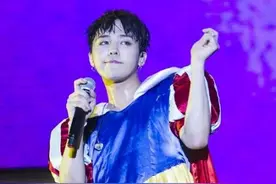 权志龙变身白雪公主惊艳亮相 胜利单膝下跪遭拒引爆笑图片