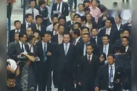 都说王健林和李嘉诚的保镖多，刘强东的保镖也不少啊视频封面