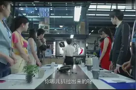 女上司李小冉对下属严厉，下属当面不敢反抗，背地里都说出了心声