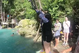 对面的小哥哥跳水好帅！我，真的不是故意的，没脸见人了