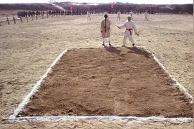 三级跳不用助跑，就跳过了沙坑，网友：应该破记录了视频封面