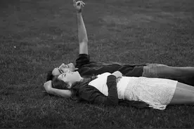 分手后仍对旧爱念念不忘的生肖男图片