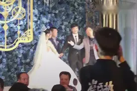 张宇突然现身素人婚礼，一首《给你们》台下沸腾！视频封面